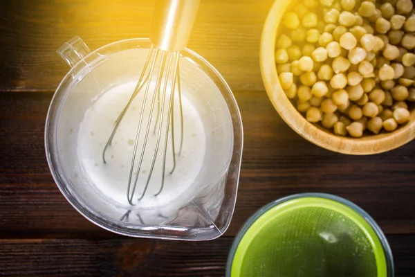 Nohut sıvı su tuzlu su boşaltma. Vegan Aquafaba.