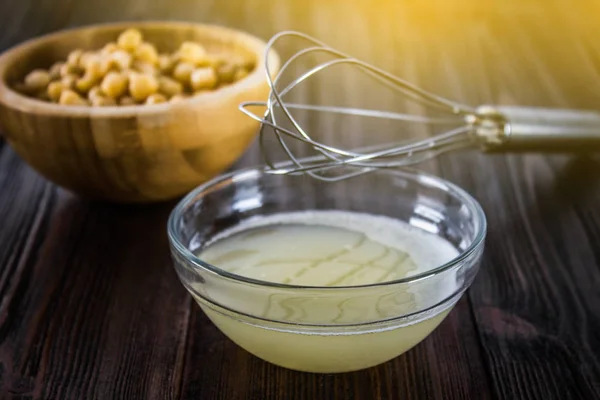 Nohut sıvı su tuzlu su boşaltma. Vegan Aquafaba.