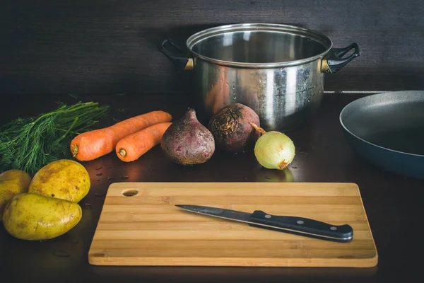 Hlavními složkami jsou zelenina pro boršč řepa, mrkev, brambory a cibule. Pohled shora. Rozložení bytu. — Stock fotografie