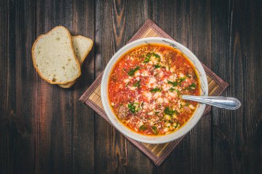 Geleneksel Ukraynalı Rus sebze pancar çorbası Beyaz ahşap zemin üzerinde. Üstten Görünüm