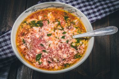 Geleneksel Ukraynalı Rus sebze pancar çorbası Beyaz ahşap zemin üzerinde. Üstten Görünüm