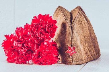 Karanfil çiçek, George şerit ve askeri garnizon cap kırmızı yıldızla. 9 Mayıs Zafer Bayramı