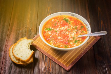 Geleneksel Ukraynalı Rus sebze pancar çorbası Beyaz ahşap zemin üzerinde. Üstten Görünüm