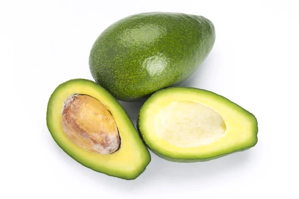 Ganze und geschnittene Avocado mit Knochen isoliert auf weißem Hintergrund. — Stockfoto