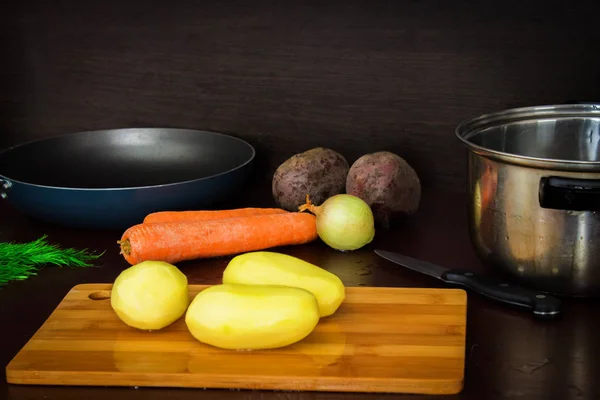 Przygotowaniu Ukraińska zupa - barszcz. Do czyszczenia i cięcia ziemniaki marchew. — Zdjęcie stockowe