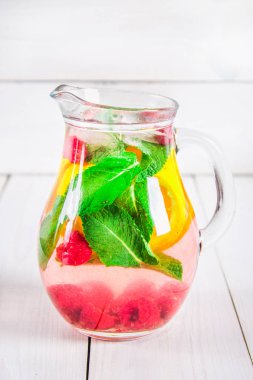 Soğuk ve ferahlatıcı Detoks su Ahududu ve orang ilham