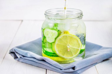 Sulu diyet su. Salatalık, limon, nane limonata gözlük w üzerinde