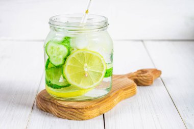 Sulu diyet su. Salatalık, limon, nane limonata gözlük w üzerinde