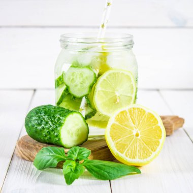 Sulu diyet su. Salatalık, limon, nane limonata gözlük w üzerinde