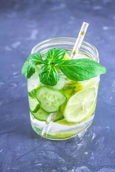 Água de dieta atrevida. Pepino, limão, limonada de casa da moeda em copos em g — Fotografia de Stock