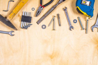 Kontrplak sanayi araçları. Metni için bir yer. Babalar günü için bir kavram.