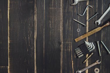 Koyu ahşap bir masa üstünde sanayi alet. Metni için bir yer. Babalar günü için bir kavram.