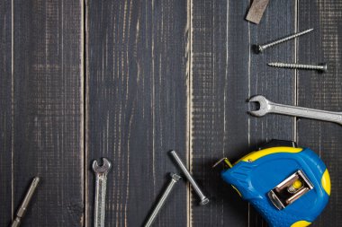 Koyu ahşap bir masa üstünde sanayi alet. Metni için bir yer. Babalar günü için bir kavram.