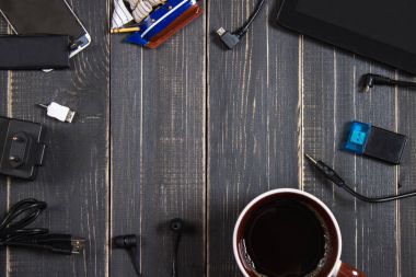Elektronik cihazlar ve koyu ahşap arka plan öğeleri. Metni için bir yer. Babalar günü için bir kavram. Programcının Resepsiyon. Hobi.