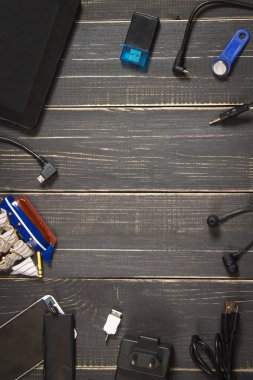 Elektronik cihazlar ve koyu ahşap arka plan öğeleri. Metni için bir yer. Babalar günü için bir kavram. Programcının Resepsiyon. Hobi.