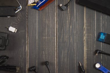 Elektronik cihazlar ve koyu ahşap arka plan öğeleri. Metni için bir yer. Babalar günü için bir kavram. Programcının Resepsiyon. Hobi.