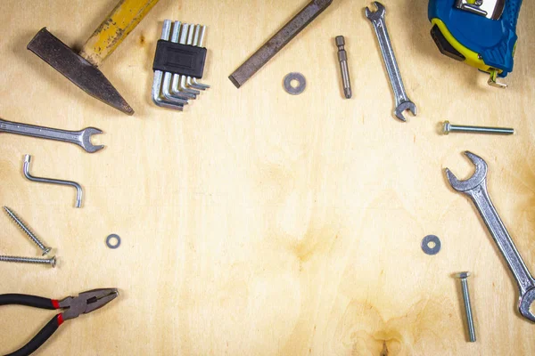 Herramientas de carpintería en madera contrachapada. Lugar para el texto. Un concepto para el Día del Padre . —  Fotos de Stock