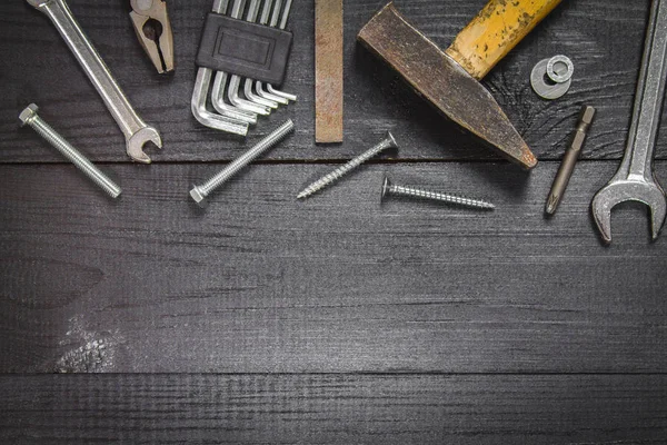 Ξυλουργικά εργαλεία σε ένα σκοτεινό ξύλινο τραπέζι. Τοποθετήστε το κείμενο. Μια ιδέα για την ημέρα του πατέρα. — Φωτογραφία Αρχείου