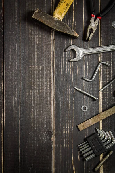 Herramientas de carpintería sobre una mesa de madera oscura. Lugar para el texto. Un concepto para el Día del Padre . — Foto de Stock