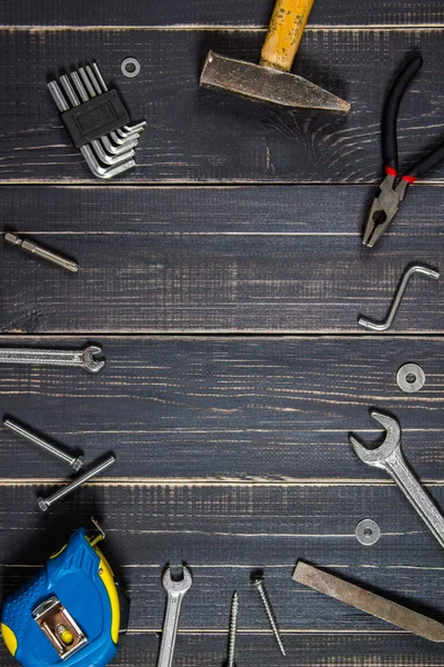 Herramientas de carpintería sobre una mesa de madera oscura. Lugar para el texto. Un concepto para el Día del Padre . —  Fotos de Stock