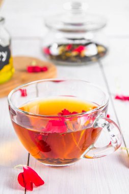 Bir bardak çay, bir banka bir siyah bitkisel fl ile arka planda