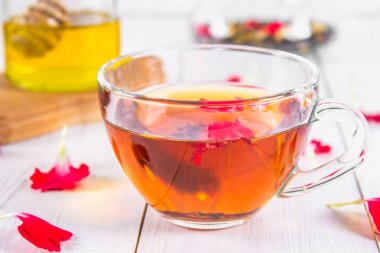 Bir fincan çay, bal ve bir kavanoz zekâ banka arka planda