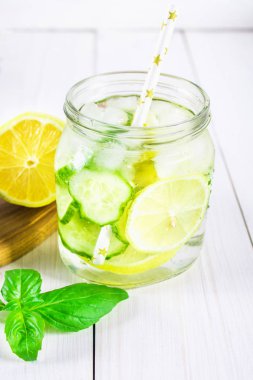 Sulu diyet su. Salatalık, limon, nane limonata gözlüklü Beyaz ahşap tablo.