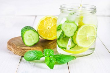 Sulu diyet su. Salatalık, limon, nane limonata gözlüklü Beyaz ahşap tablo.