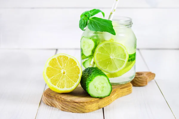 Саші дієтична вода. Огірок, лимон, м'ятний лимонад в окулярах на білому дерев'яному столі . — стокове фото