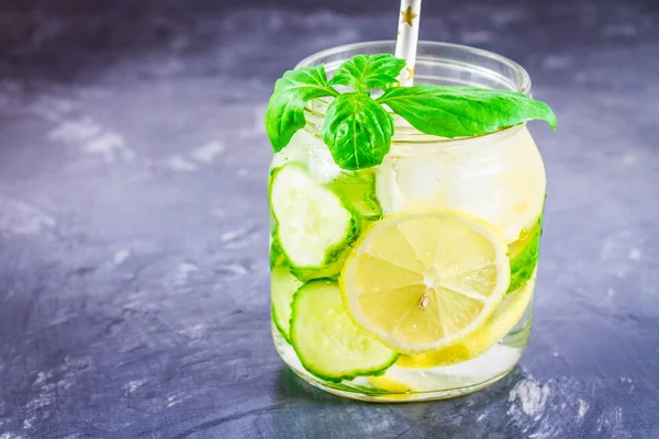 Água de dieta atrevida. Pepino, limão, limonada de hortelã em óculos no fundo cinza . — Fotografia de Stock