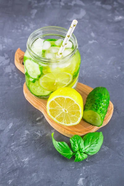 Água de dieta atrevida. Pepino, limão, limonada de hortelã em óculos no fundo cinza . — Fotografia de Stock