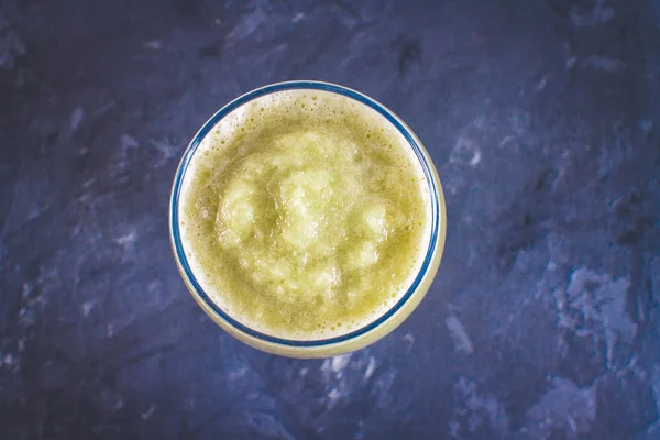 Grüner Smoothie mit Sellerie, Banane und Apfel — Stockfoto