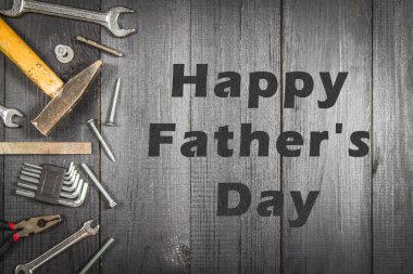 Koyu ahşap bir masa üstünde sanayi alet. Metni için bir yer. Babalar günü için bir kavram.