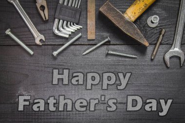 Koyu ahşap bir masa üstünde sanayi alet. Metni için bir yer. Babalar günü için bir kavram.