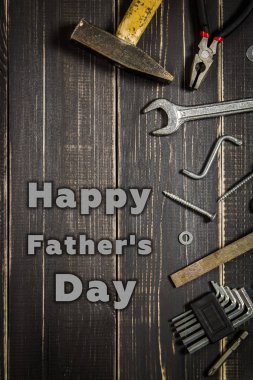 Koyu ahşap bir masa üstünde sanayi alet. Metni için bir yer. Babalar günü için bir kavram.