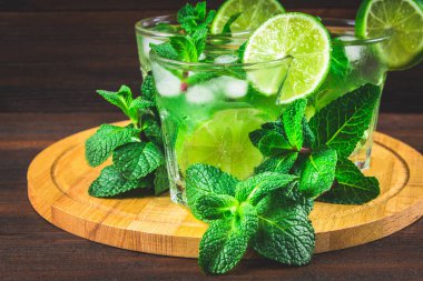 Mojito nane ve limon bir cam ve yuvarlak domuz üzerinde bir sürahi ile