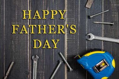 Koyu ahşap bir masa üstünde sanayi alet. Metni için bir yer. Babalar günü için bir kavram.