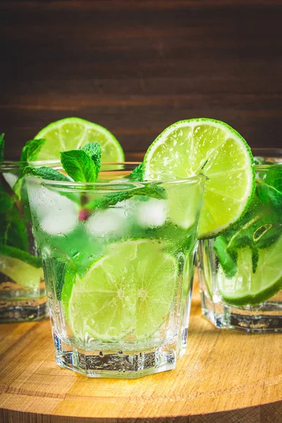 Mojito con menta y lima en un vaso y una jarra en el jabalí redondo — Foto de Stock