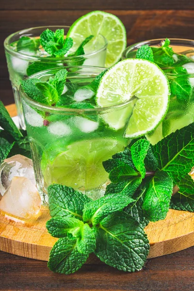 Mojito com hortelã e limão em um copo e um jarro no javali redondo — Fotografia de Stock