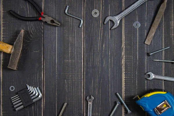 Herramientas de carpintería sobre una mesa de madera oscura. Lugar para el texto. Un conc — Foto de Stock