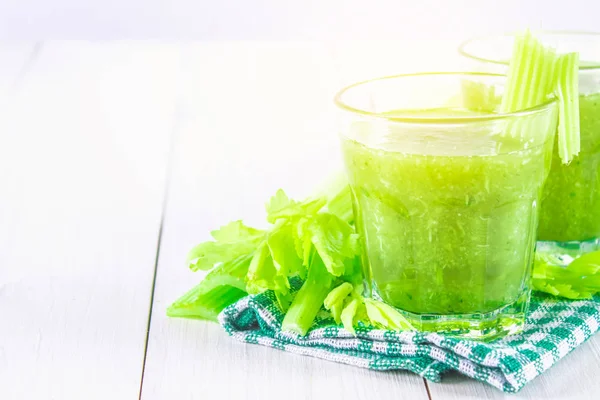 Vegetable cocktail made from celery leaves, healthy lifestyle on — Stock Photo, Image