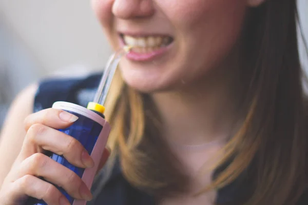 Uma mulher usando um irrigador oral no banheiro. Foco seletivo — Fotografia de Stock