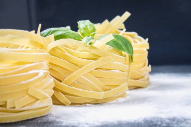 Makarna Tagliatelle yemek için lezzetli taze renkli malzemeler