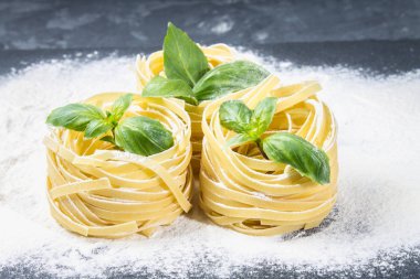 Makarna Tagliatelle yemek için lezzetli taze renkli malzemeler