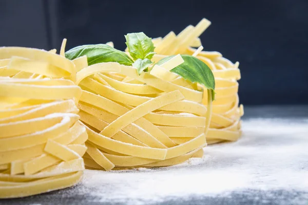 อร่อยสดส่วนผสมที่มีสีสันสําหรับการปรุงอาหารพาสต้า Tagliatelle — ภาพถ่ายสต็อก