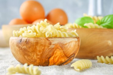 Helix veya tirbuşon şeklinde makarna. Rotini makarna. Düdük için ilgili, ama yani daha küçük bir adım ile sıkı bir sarmalı vardır