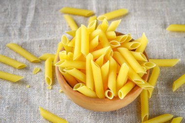 Penne rigate. Makarna tüyleri şeklinde. mostaccioli makarna