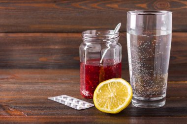 Soğuk algınlığı - hap, uyuşturucu sprey. Halk ilaçları - limon, çay, Ahududu reçeli. Termometre, mendiller. Hastalık, grip tedavisi.