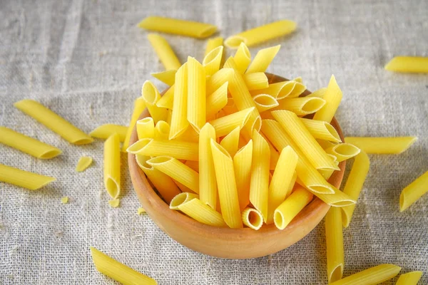 Penne rigate. Maccheroni sotto forma di piume. mostaccioli pasta — Foto Stock