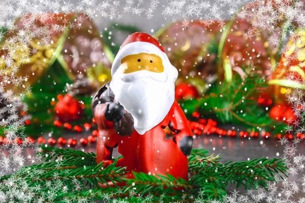 Рождественская игрушка Санта Клаус в окружении еловых ветвей . — стоковое фото